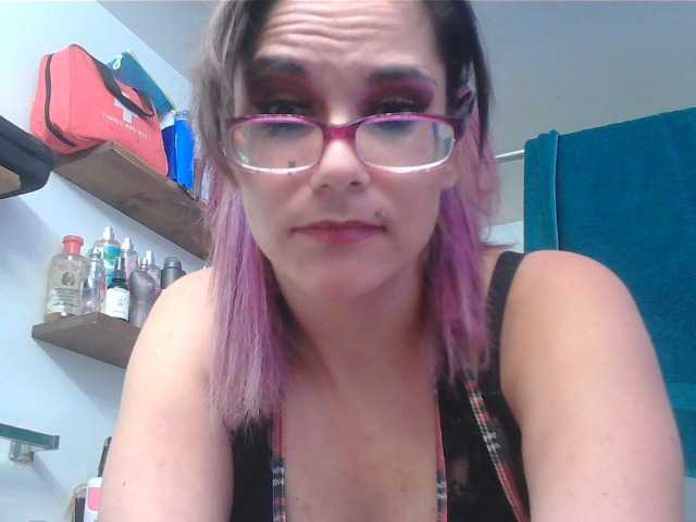 MamaBee88 live cam on BongaCams