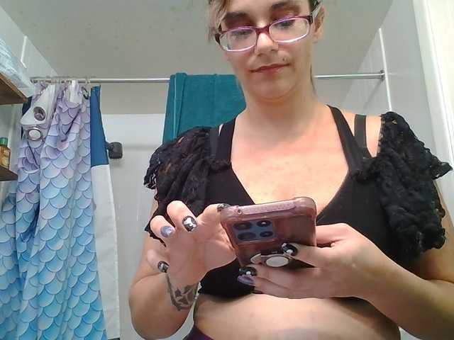 MamaBee88 live cam on BongaCams