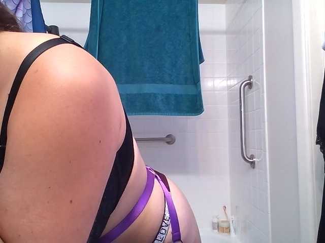 MamaBee88 live cam on BongaCams