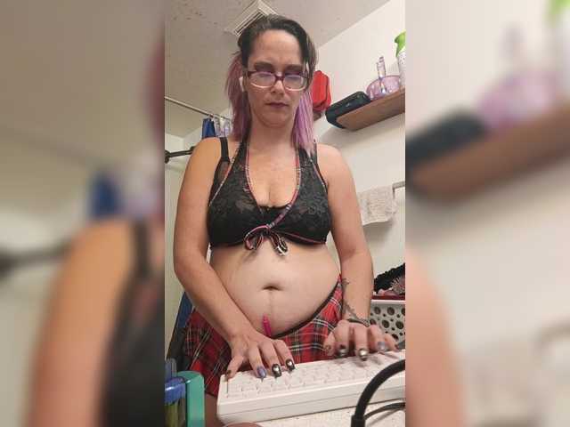 MamaBee88 live cam on BongaCams