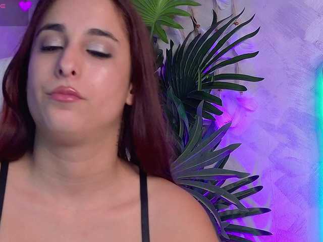 AlinaFoxx live cam on BongaCams