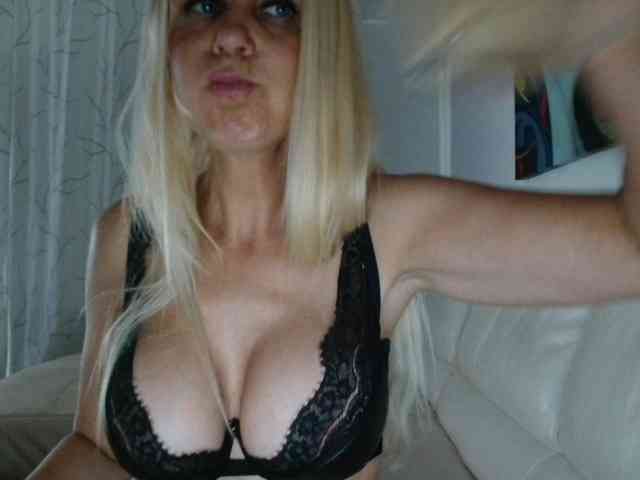 BlondVelvet webcam