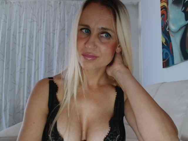 BlondVelvet webcam