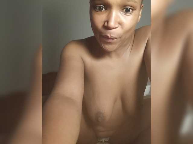Queen-kazi46 live cam on BongaCams