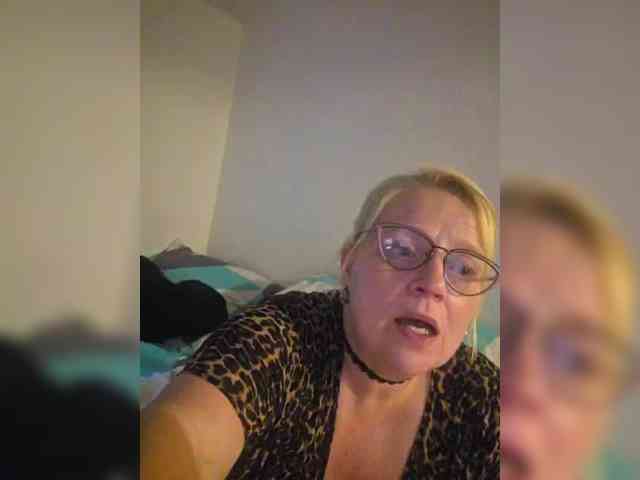 Curvylicious1 live female cam on bongacams