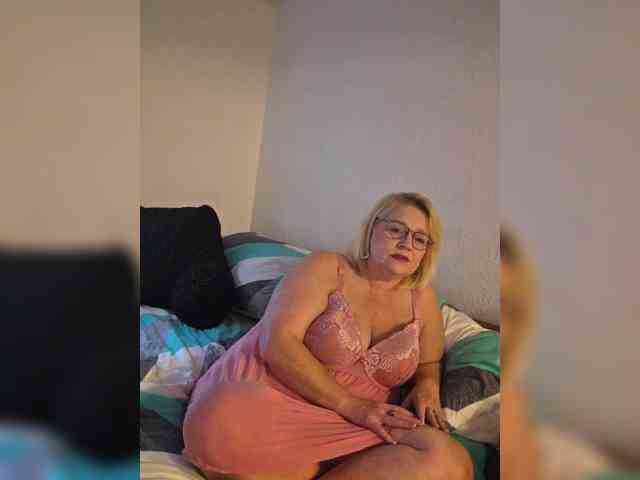 Curvylicious1 live female cam on bongacams