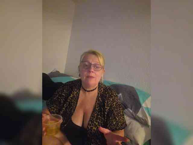Curvylicious1 live female cam on bongacams