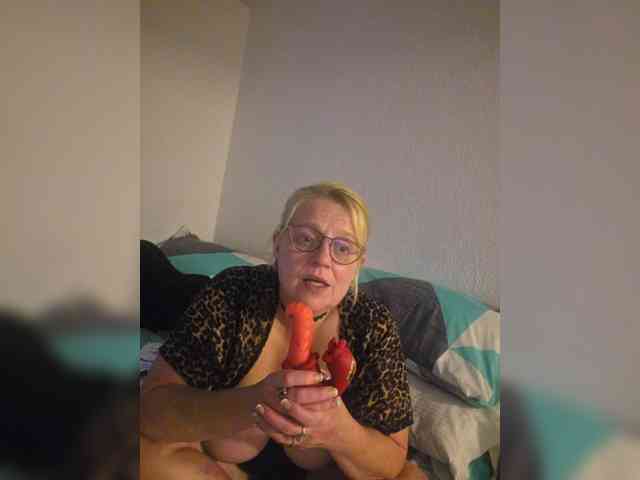 Curvylicious1 live female cam on bongacams