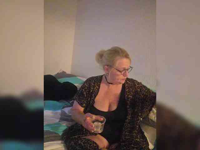 Curvylicious1 live female cam on bongacams