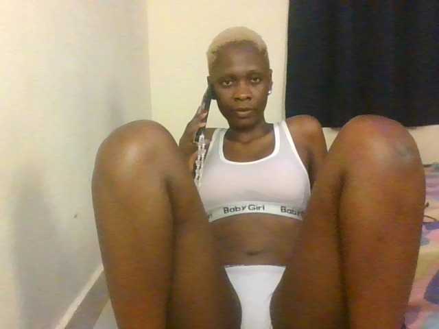 Prettymarir live cam on BongaCams