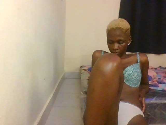 Prettymarir live cam on BongaCams