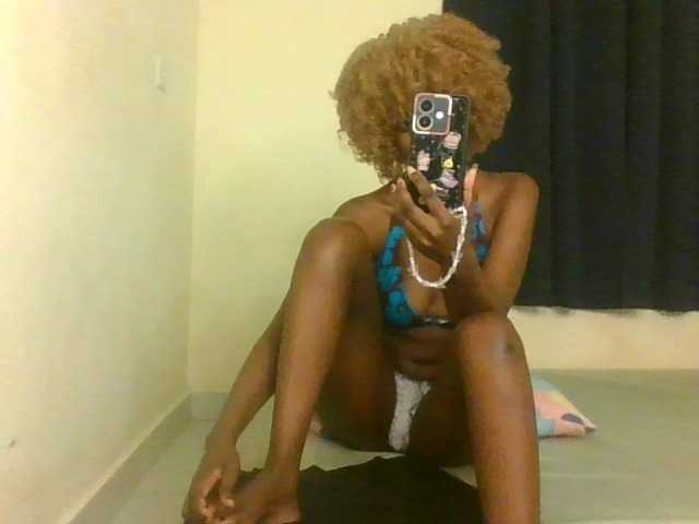 Prettymarir live cam on BongaCams