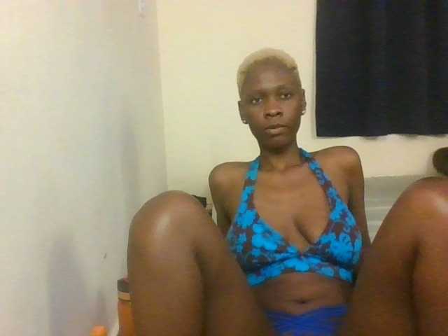 Prettymarir live cam on BongaCams
