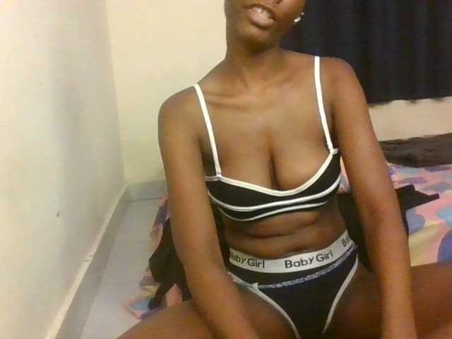 Prettymarir live cam on BongaCams