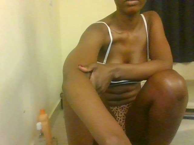 Prettymarir live cam on BongaCams