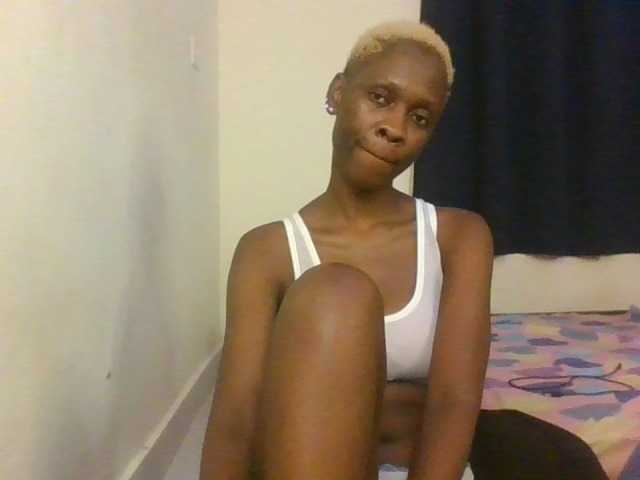 Prettymarir live cam on BongaCams