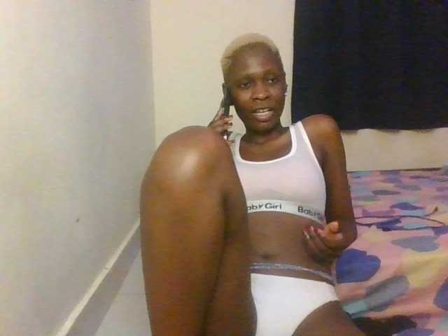 Prettymarir live cam on BongaCams