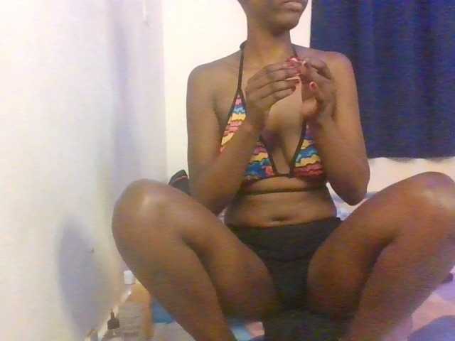 Prettymarir live cam on BongaCams
