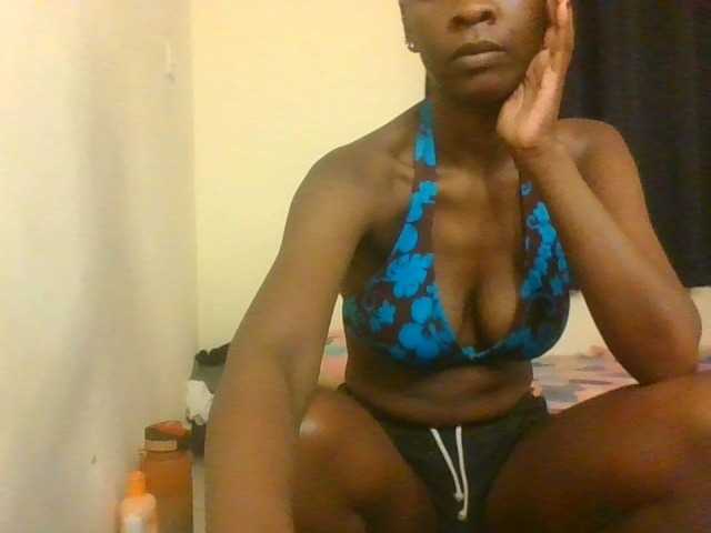Prettymarir live cam on BongaCams