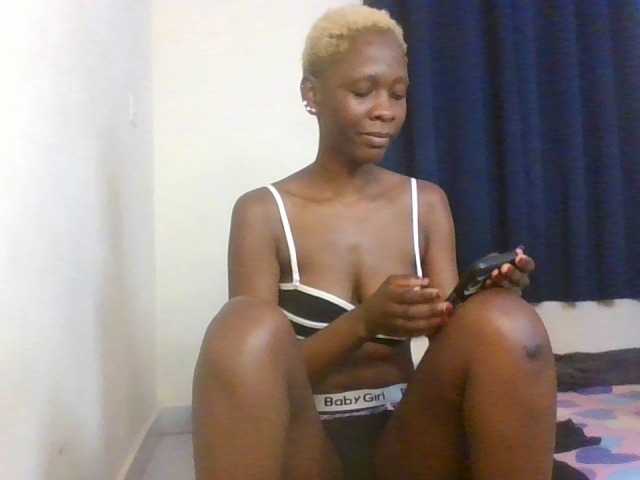 Prettymarir live cam on BongaCams