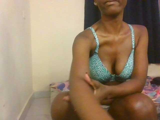 Prettymarir live cam on BongaCams