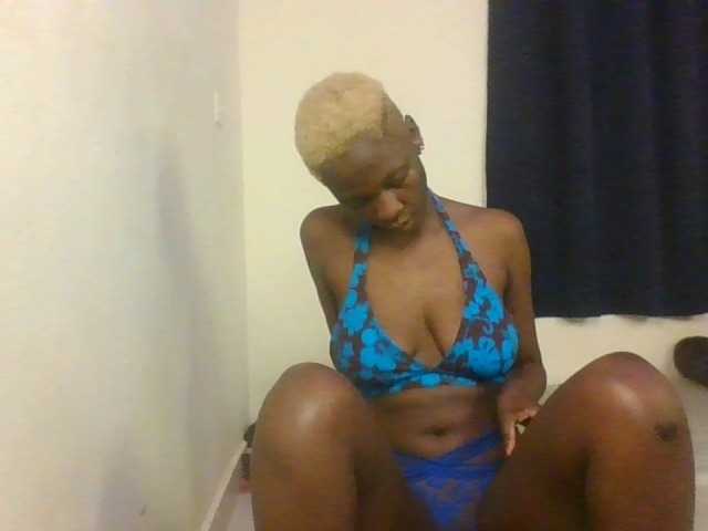 Prettymarir live cam on BongaCams