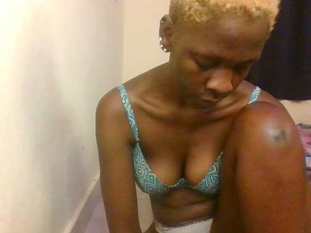Prettymarir live cam on BongaCams