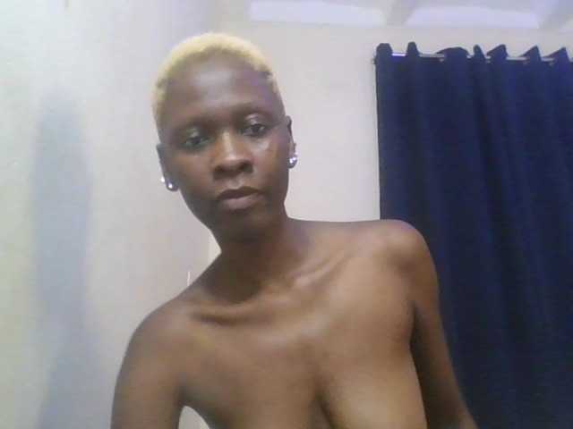 Prettymarir live cam on BongaCams