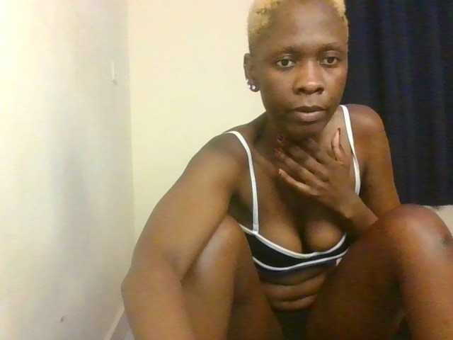 Prettymarir live cam on BongaCams