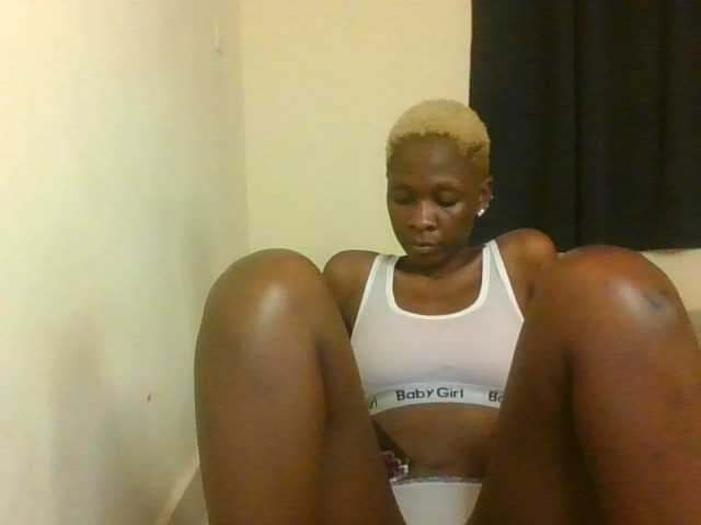 Prettymarir live cam on BongaCams