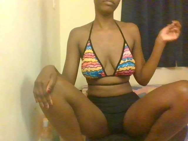 Prettymarir live cam on BongaCams