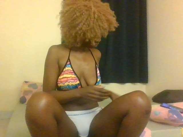 Prettymarir live cam on BongaCams