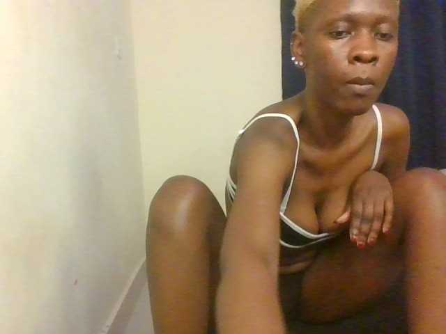 Prettymarir live cam on BongaCams