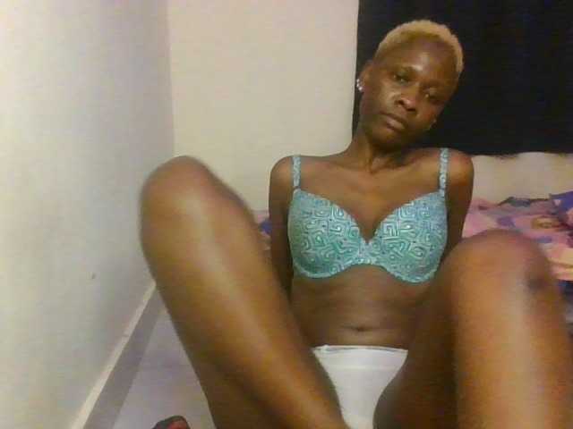 Prettymarir live cam on BongaCams