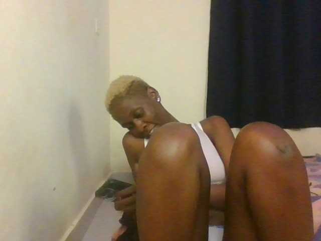 Prettymarir live cam on BongaCams