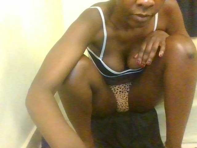 Prettymarir live cam on BongaCams