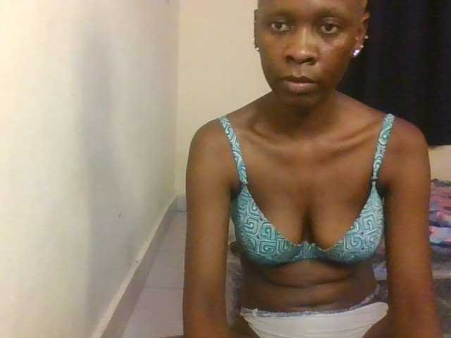 Prettymarir live cam on BongaCams