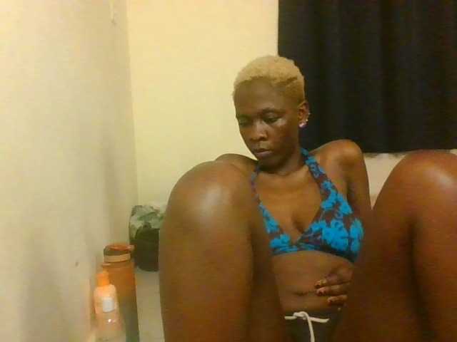 Prettymarir live cam on BongaCams