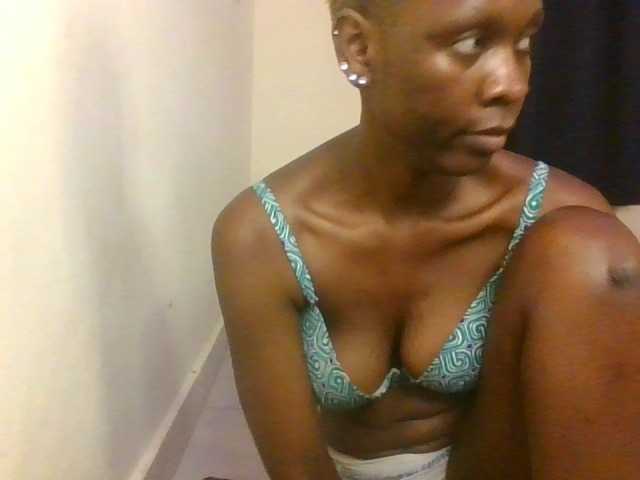 Prettymarir live cam on BongaCams