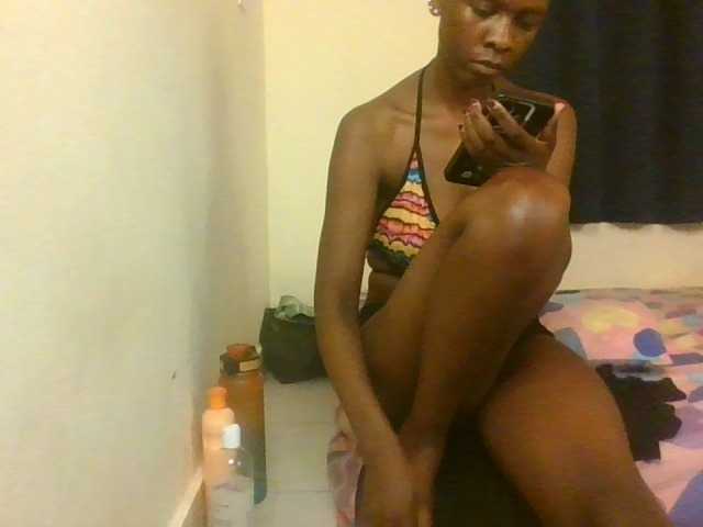 Prettymarir live cam on BongaCams