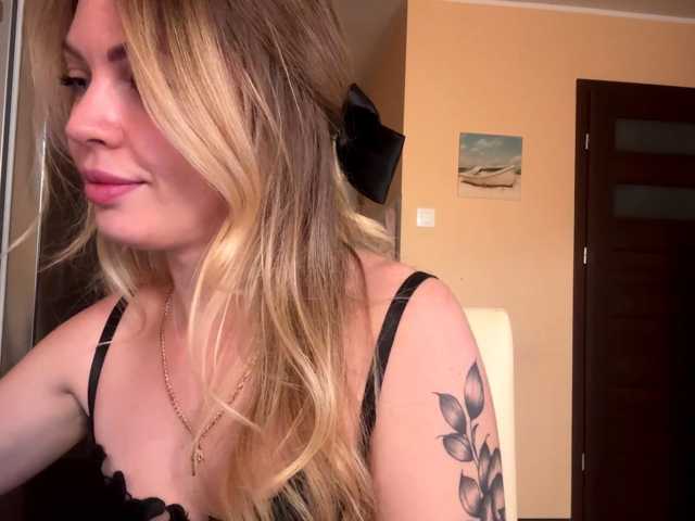 MissLuxxi live cam on BongaCams