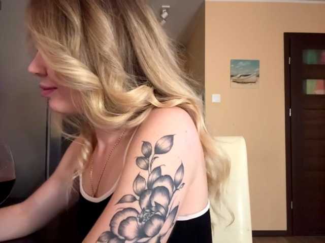 le modèle MissLuxxi est en webcam porno dans un show sur le site bongacams, il possède les tags suivants: White/Caucasian,Blonde,Trimmed
