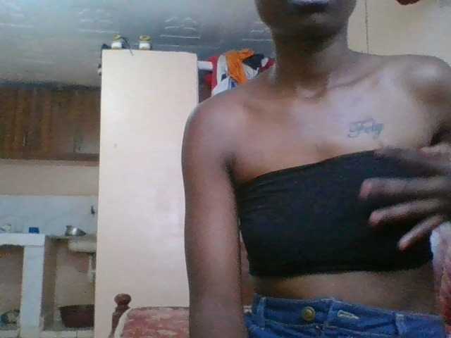 Petitecutie live cam on BongaCams