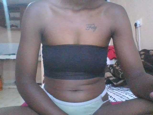 Petitecutie live cam on BongaCams