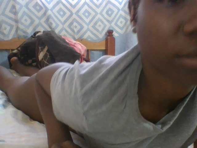 Petitecutie live cam on BongaCams