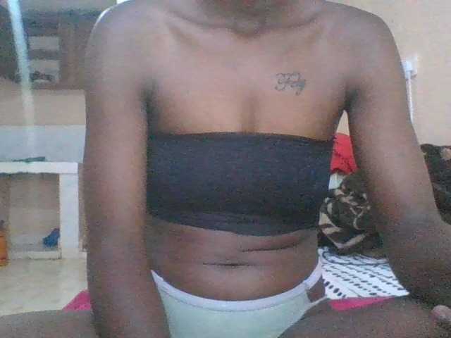 Petitecutie live cam on BongaCams