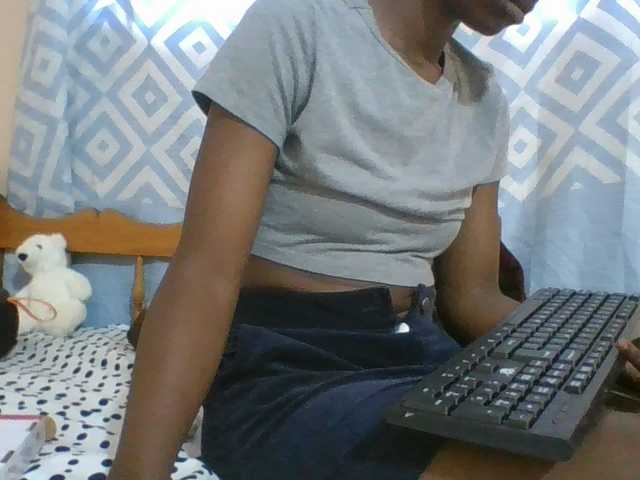 Petitecutie live cam on BongaCams