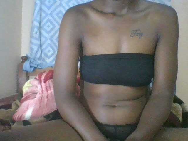Petitecutie live cam on BongaCams