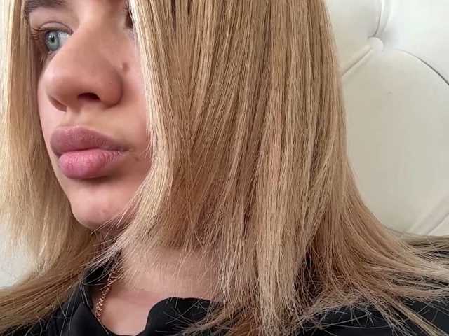 Kaderii1 live cam on BongaCams