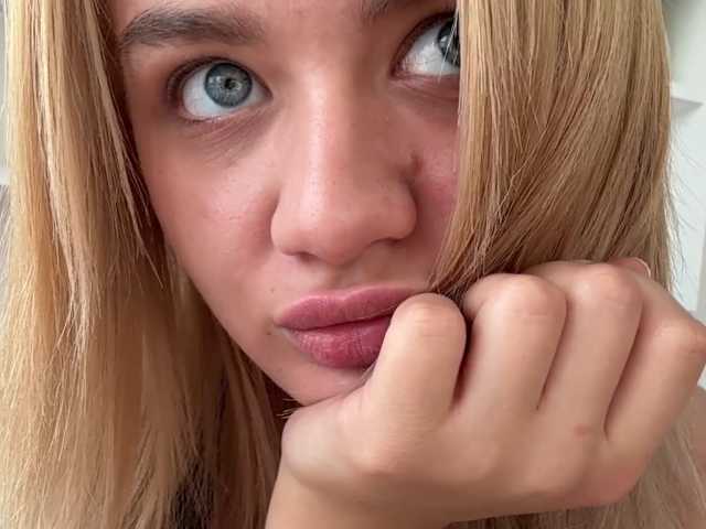 Kaderii1 live cam on BongaCams
